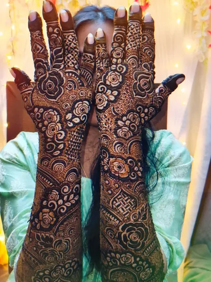 The final look for this bride, with her hands held up to show the stunning, dark henna stain.