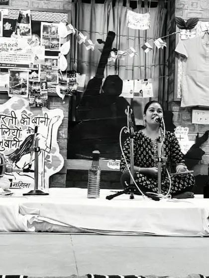 Our Co-Founder, Preeti Arya, at a session on Arts, Nirgun, and the Constitution. We are always learning and exploring new ways to weave social awareness into our community art programs.