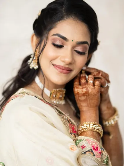 Another gorgeous close-up of the Mehendi look. The skin looks luminous and the eye makeup is perfectly blended.