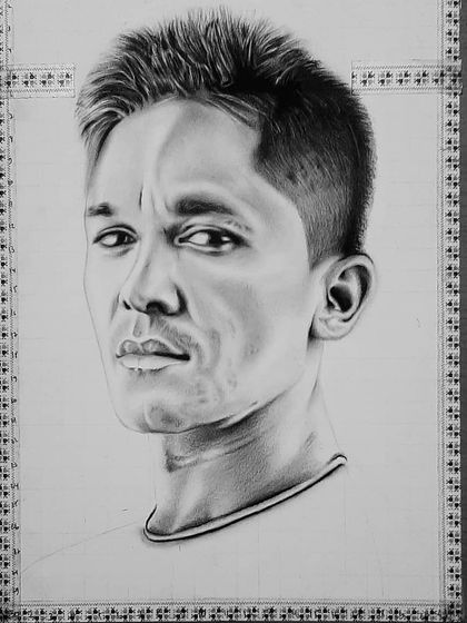 A detailed look at the 22 hours it took to draw Sunil Chhetri. You can see how I start with the eyes and build the portrait from there using the grid method.