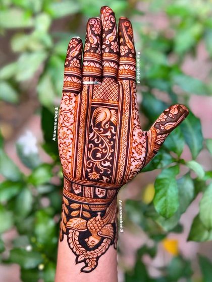 A stunning back-of-hand design with a peacock as the centerpiece. The intricate details and flowing patterns create a look of pure elegance.