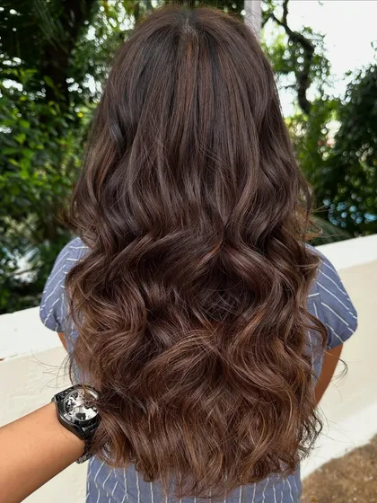 A simple and chic holiday look. These soft, warm brown highlights add just the right amount of brightness for a relaxed, sun-kissed vibe.