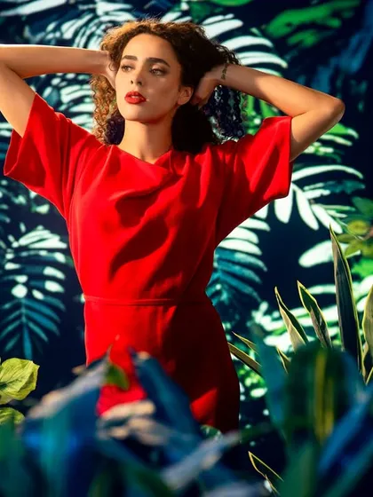 A vibrant jungle scene, created in the studio. We use foreground plants to add physical depth, blending them seamlessly with the projected background for a truly immersive feel.