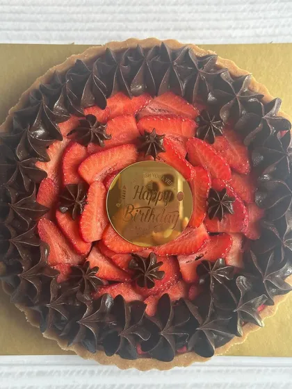 Another look at the Choco Strawberry Tart, showing the beautiful arrangement of sliced strawberries that create a stunning visual effect.