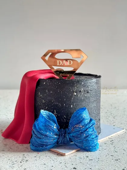 For the superhero dad in your life! This is my special Superman-themed bento cake for Father's Day. It's a 300-gram mini cake, perfect for a small family celebration, and you can choose from delicious flavors like truffle or vanilla choco-chip.