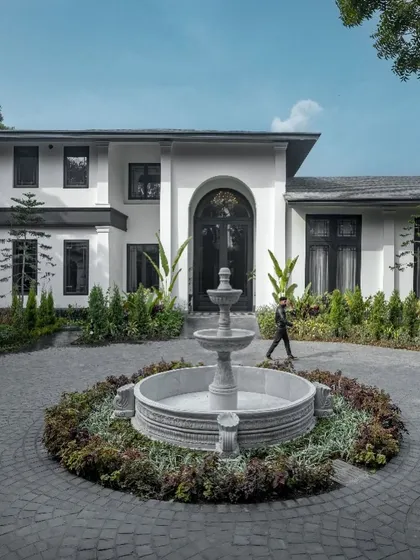 The arrival at the House of Verandahs sets a tone of timeless grandeur. We designed this formal entrance with a classic fountain and symmetrical landscaping to create a powerful sense of place, reinterpreting colonial planning for contemporary life.