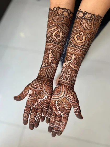 A full-coverage mehendi design with peacock motifs. The intricate patterns and beautiful composition make it a stunning choice for any celebration.