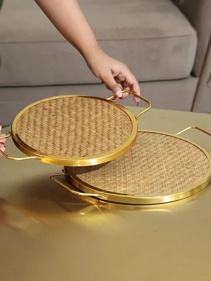 Our round woven trays with gold handles, a perfect blend of natural texture and modern elegance. They are versatile enough for serving breakfast in bed or organizing your coffee table.