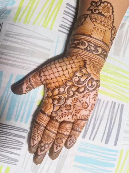 I was inspired by Greek Corinthian columns for this piece. The contrast between the bold, shaded florals and the delicate grid work on the fingers is one of my favorite things to play with.