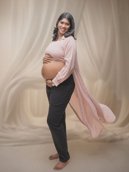 Every maternity shoot has its own unique charm, but there’s something about simplicity that speaks volumes. This beautiful mom-to-be radiates a quiet confidence.
