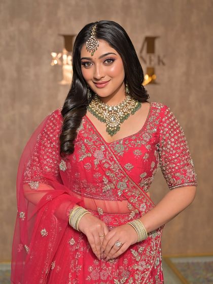 A complete bridal look featuring a heavy, gold-plated Kundan necklace, haath phool, and maang tikka, all available for rent.