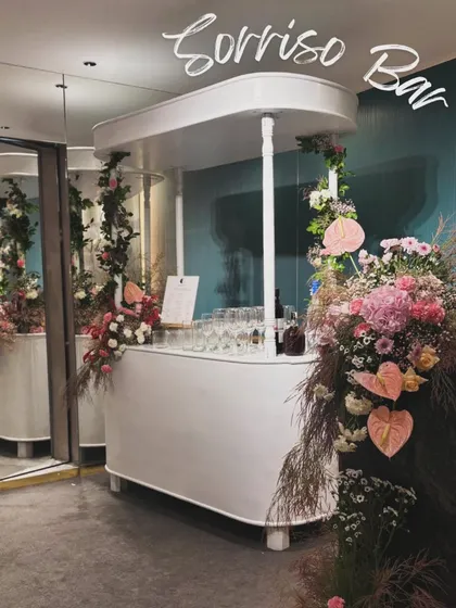 The Sorriso Bar is where elegance is served. For this event at Maison Sia, I curated a selection of fine wines and prosecco, creating a chic beverage station that perfectly complemented the luxurious atmosphere.