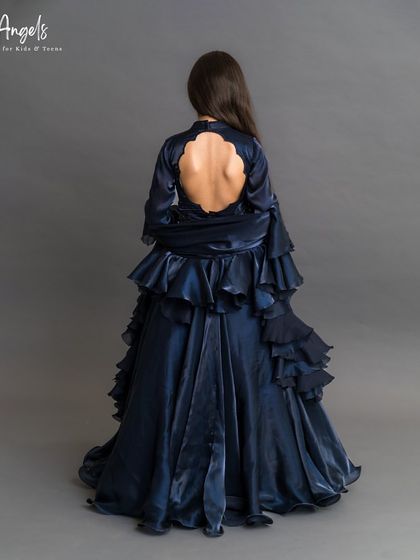 The back of the navy blue gown features a surprise keyhole detail, adding a modern touch.