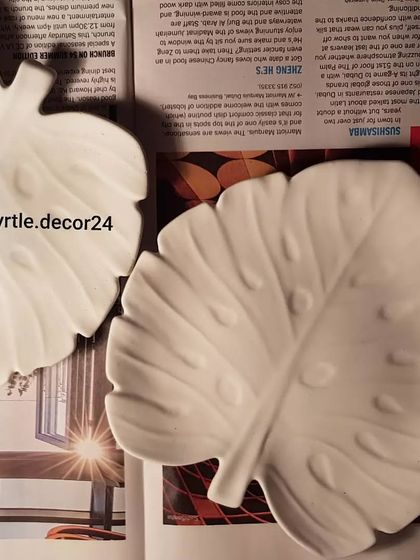 A pair of our leaf-shaped trays in pure white. The natural, organic shape brings a touch of the outdoors inside.