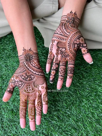 This detailed Indo-Arabic design is inspired by the work of another artist and showcases a beautiful flow of patterns from the wrist to the fingers. The mix of bold and fine lines is characteristic of this style.