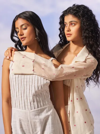 A summer campaign for Ostilos, where I created a fresh, sun-kissed look. The makeup is light and airy to match the relaxed vibe of the collection.