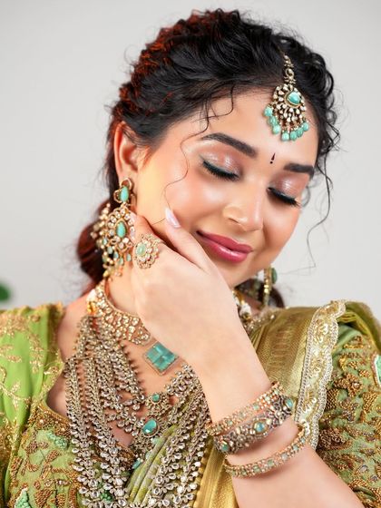 Veena Pujari - Makeup Classes and Training Modern Glam & Reception Styles photo 3