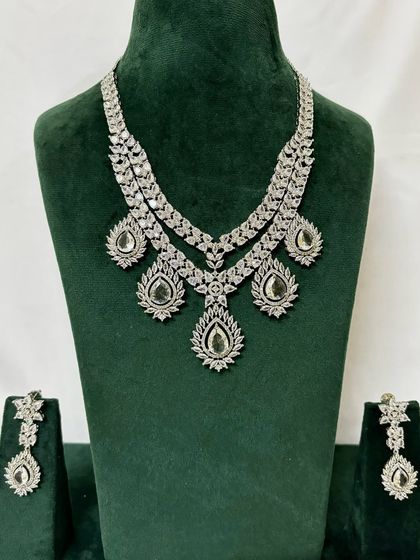 A full view of a layered American diamond set with large pendants. This is a grand and glamorous rental option for a reception.