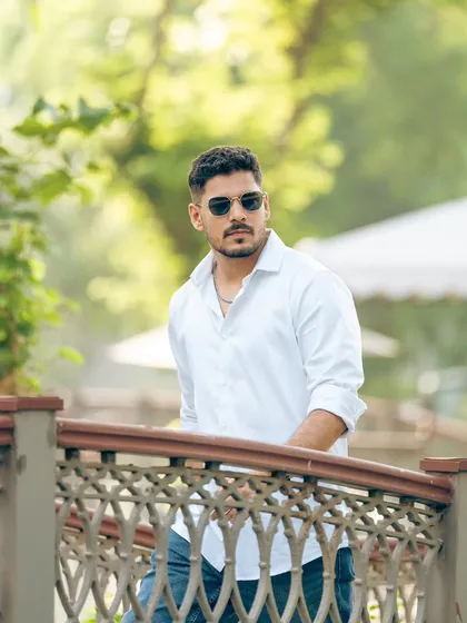Another lifestyle shot for Shisen Fox, this time on a bridge. This composition frames the subject and the sunglasses in a way that feels candid and effortlessly cool.