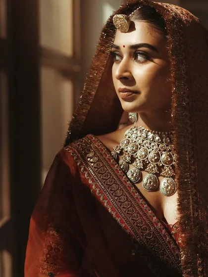 It’s all in the details. A close-up of Nilofer's rustic orange Sabyasachi wedding look, highlighting her stunning silver jewelry.