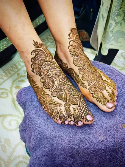 This shot captures the full beauty of the foot mehandi, from the toes to the ankle.