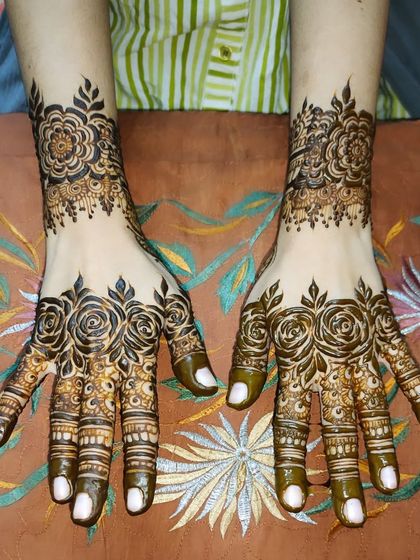 Hajira Mehendi Artist - Mehndi Art Classes & Workshops Festive & Party Henna photo 4