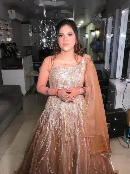 A beautiful, flowing gown paired with soft, open hair. For this party look, we kept the makeup elegant and radiant to match the shimmering details of the dress, ensuring the client felt comfortable and glamorous.