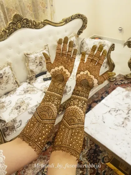 This is the fresh application of a traditional bridal henna design, featuring architectural motifs and fine dot work.