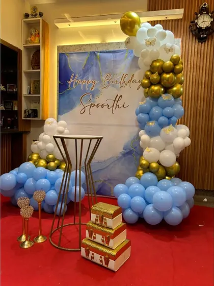 Another angle of the blue marbled backdrop decoration, showing the full arrangement of the balloon clouds and the central pedestal for the cake.