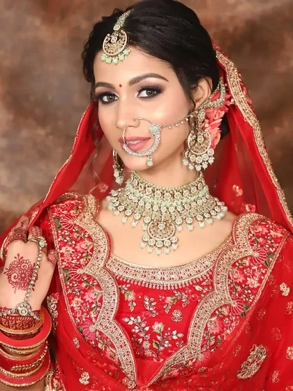 A soft and pretty bridal look. The makeup is focused on creating a youthful glow with pink tones and defined eyes.