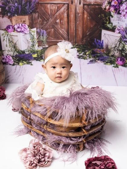 A bloom of joy, framed in love. This 6-month-old sitter session, with its rustic props and purple flowers, is a beautiful way to capture this fleeting stage.