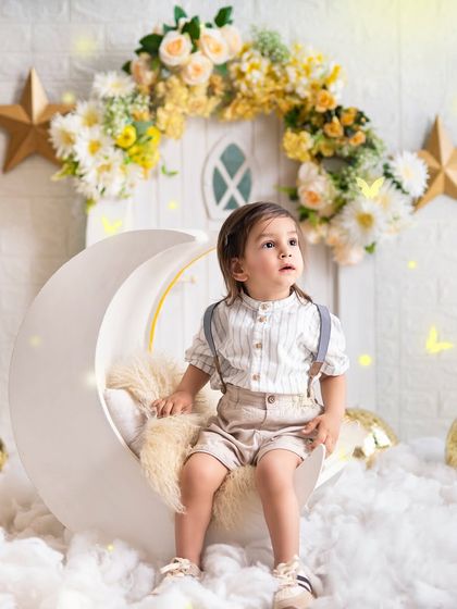A dreamy, starry night theme with a crescent moon prop. This magical setup is perfect for creating whimsical and enchanting portraits of your little one.