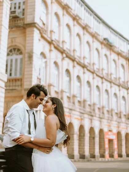 A happy, smiling embrace in front of a grand, historic building. This shot combines architectural beauty with genuine emotion, creating a perfect blend of style and heart.