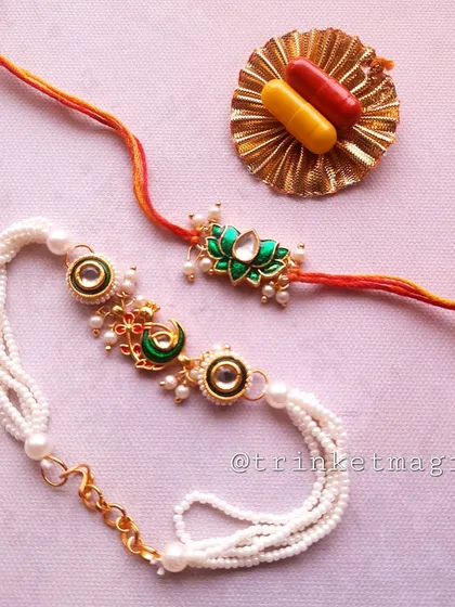 Another angle of my green and pearl Bhai Bhabhi set. The Lumba for bhabhi has beautiful pearl strands, while the bhai rakhi has a matching centerpiece on a traditional thread.
