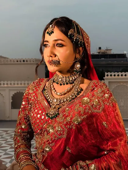 A stunning portrait of our 2025 bridal campaign. This look features bold eyes and beautifully coordinated jewelry, perfect for the bride who wants a majestic entrance.