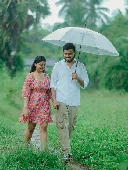 Tum, main aur barish. Some love stories are meant for the monsoon. This candid shot of Akshata and Sidhant walking in the rain with an umbrella captures that simple, cozy romance that feels like a scene from a movie.