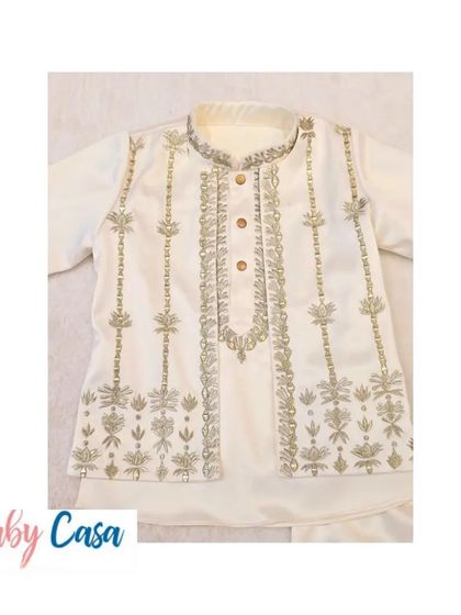 This comfortable and stylish ethnic romper comes with an embroidered jacket, giving your baby a festive look without compromising on comfort.