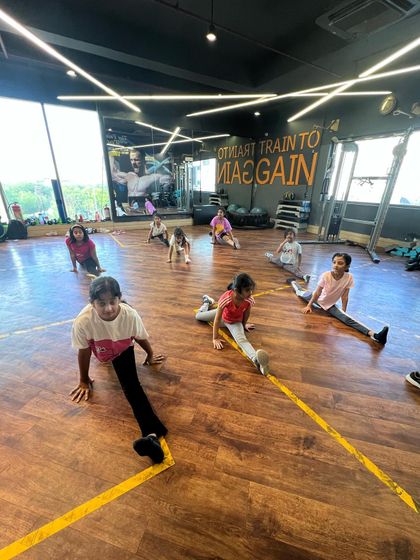 The future of jazz is right here in our studio. Our kids' batch works on their splits and flexibility, building a strong foundation for more advanced techniques later on.