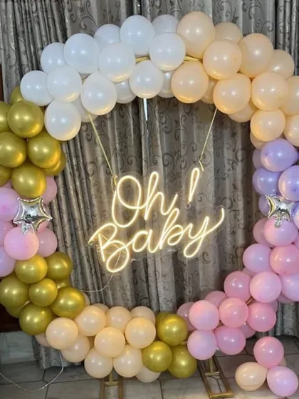 An "Oh Baby" welcome home ring in a mix of pastel colors. The neon sign in the center adds a modern touch to the celebration.