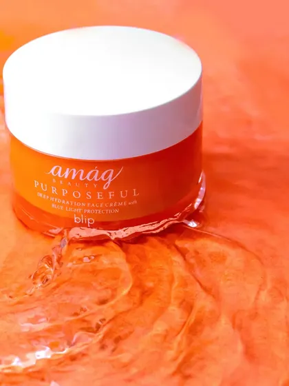 To create a dynamic and sensory image, I photographed this orange face creme in a pool of matching liquid. The ripples and reflections add movement and highlight the product's hydrating properties.