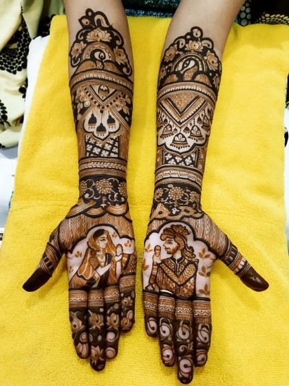 Here is another example of our custom portrait work. We can draw the bride and groom in their wedding outfits, capturing the magic of the ceremony right in your mehndi.