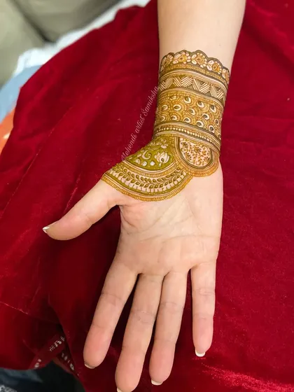 We then connect the cuff to the hand with a graceful, curved outline. This step is crucial for learning how to create designs that flatter the shape of the hand.