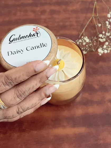 Our daisy candle comes with an elegant wooden lid and is topped with a delicate daisy flower. It's a true delight for the senses.