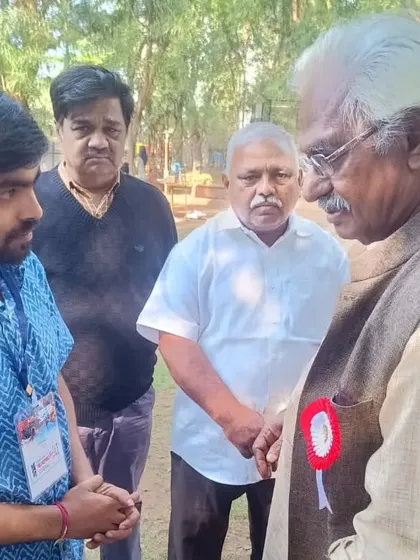 In conversation with a senior artist at the Kalakari Festival. I value these moments to exchange ideas and get feedback from experienced members of the art community.
