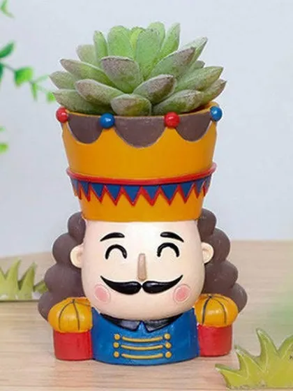 The companion to the queen planter, this king-themed pot is perfect for creating a royal pair. The cheerful expression and crown detail make it a fun and unique gift.