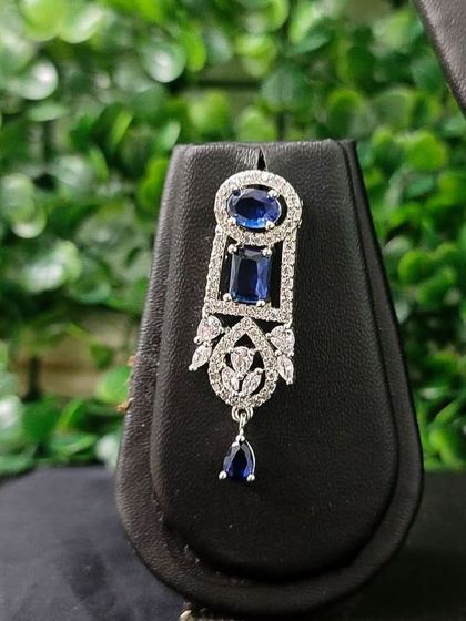 The earring from the blue AD set, featuring the same elegant design and color combination.