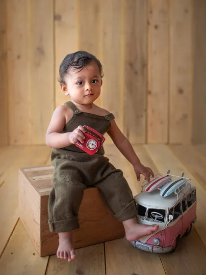 A cute pose from a toddler boy session. The wooden backdrop in my studio adds a warm, rustic feel to the portraits.