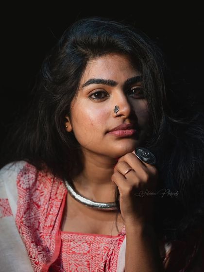 A direct and powerful portrait. The makeup is minimal and clean, with defined brows and a neutral expression, showing how I create looks for impactful headshots.