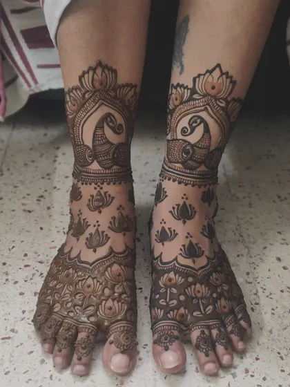 A grand design for the feet featuring majestic peacocks and blooming lotuses. This is a classic combination that always looks royal.