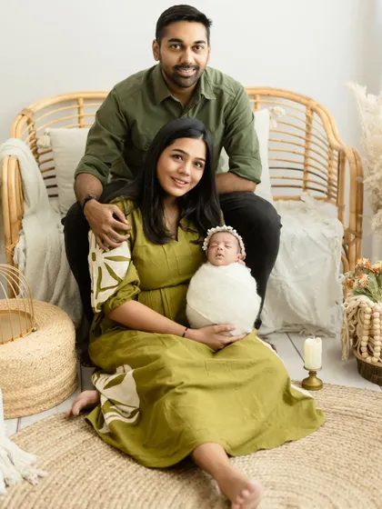 A classic family portrait in our boho studio. The family is seated on a jute rug, surrounded by natural textures, creating a warm and inviting atmosphere.